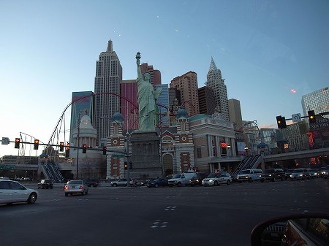 ニューヨークニューヨークです。<br />写真で見るより、けっこうチャチに見えます・・・