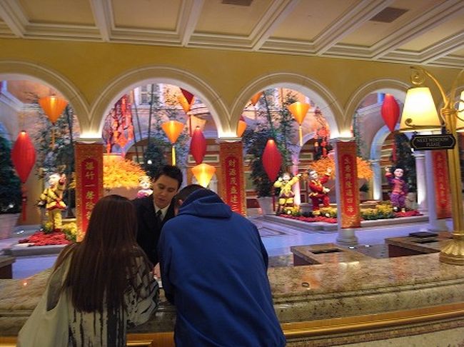チェックインしにフロントに行くとロビーはすごい人だかり！<br />おまけに、フロントの後ろは中国風な飾りで派手・・<br />いくら今が旧正月でたくさんお金を使う中国人が来るからといって、この飾りは・・・<br />せっかくイタリア風のホテルに泊ってるのに、中国風とは・・
