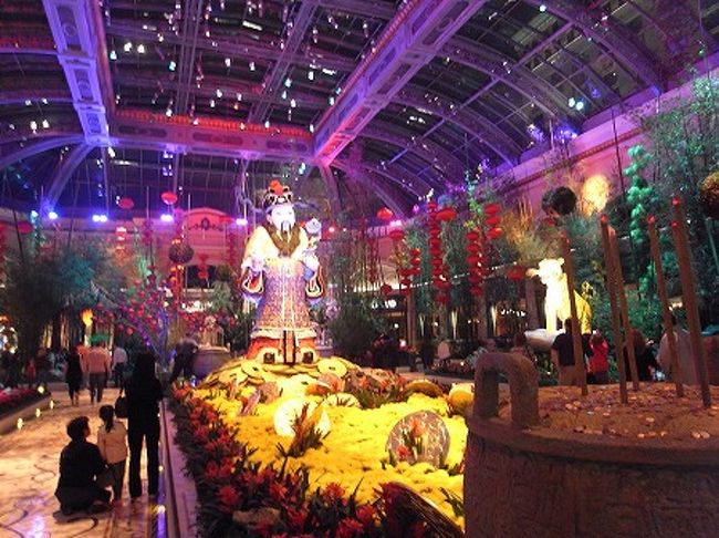 天井までガラス張りのアトリウムも変な人形がおかれ中国風・・