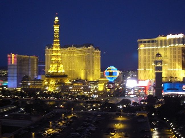 電動のカーテンを開けると、目の前にパリスのエッフェル塔がまん前に見えます。<br /><br />噴水は、左の方だけどちゃんと見えます。<br />音声はテレビのチャンネルを何チャンネルか忘れたが、合わすと音が流れ、音楽にあった躍動感ある素晴らしい噴水ショーが部屋からみれましたよ。