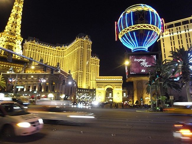 向かいのパリスまで歩いて散策に出かけます。