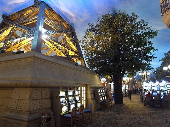 パリスのカジノは天井が青く描かれてて、まるで青空の下にいるようです。