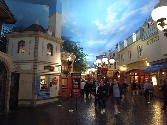 アーケード街もいい雰囲気です。<br />ここにあるバフェは人気でいつも人が並んでます。