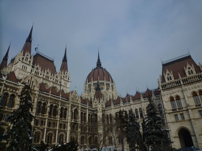 ブダペスト２日目は、まず国会議事堂の見学に行きました。<br />何ともオシャレな建物です。<br /><br />周辺に遠足に来た子どもたちがいて、取り囲まれました。<br />覚えたて？の英語で質問攻めです。