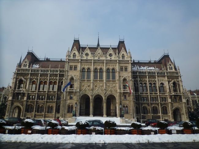 正面口の写真です。<br />中は見学ツアーのみで、私は朝一の10時からの英語ツアーに参加しました。（2,820Ft）<br />チケット売り場はちょっと分かりにくい所にあります。<br />正面口の右方面に歩いて行き、警備員に「チケット買いたい」と伝えると、中に入れてくれます。