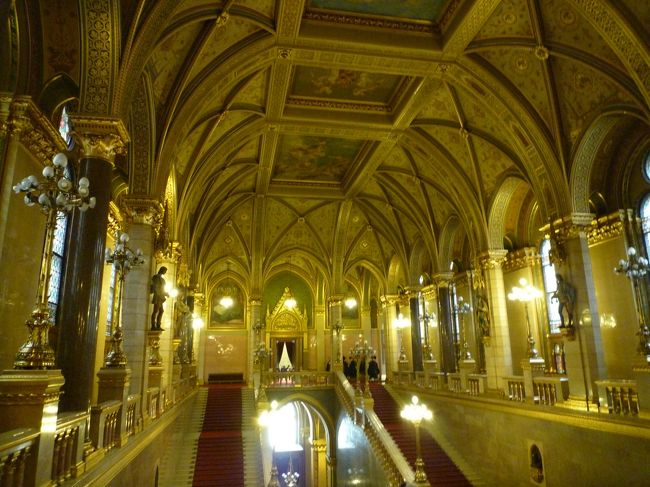 国会議事堂は外見だけじゃなく、中身も凄い！<br />ハンガリー人は金色が大好きなんですかね。<br />ウィーンで見た金に比べると、重厚な色合いです。