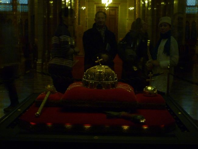 宝石が散りばめられたハンガリーの王冠です。