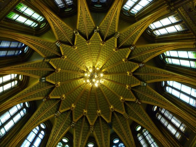 議事堂中央のドームです。<br />豪華すぎる！