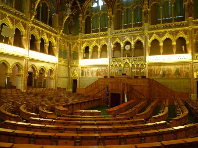 贅沢な会議場。<br />ハンガリーの政治家は幸せですね。