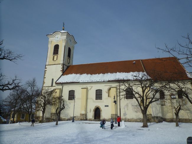 村中央の高台にある教会まで行ってみました。<br />子どもたちが雪遊びしています。