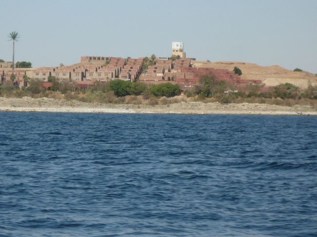 カラブシャ神殿からクロコダイルアイランドへ向かう途中の景色。船着場は見えなかったが　ここにだけ建物があった。