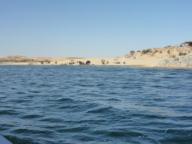 一瞬、海水浴客でもいるのかと---ここは海ではなかった、ナスル湖であった。