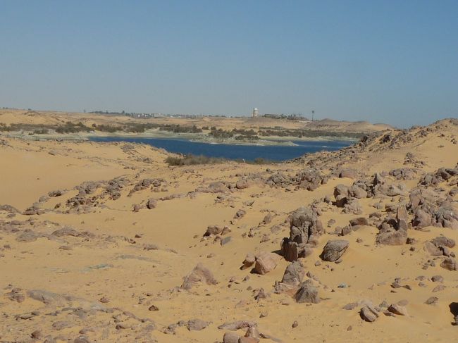 同じ場所から望遠で覗いて見ると　遠くに建物が見えた。