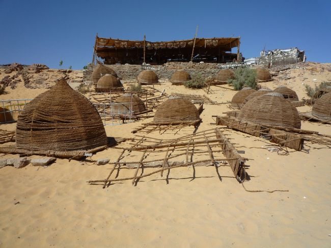 これは何かと思ったら、これでビーチ小屋を作るようである。<br />大きなカップみたいなのは　屋根に並べる。<br />上には小屋があるが、シーズンになるとここにも組み立てるのだろう。