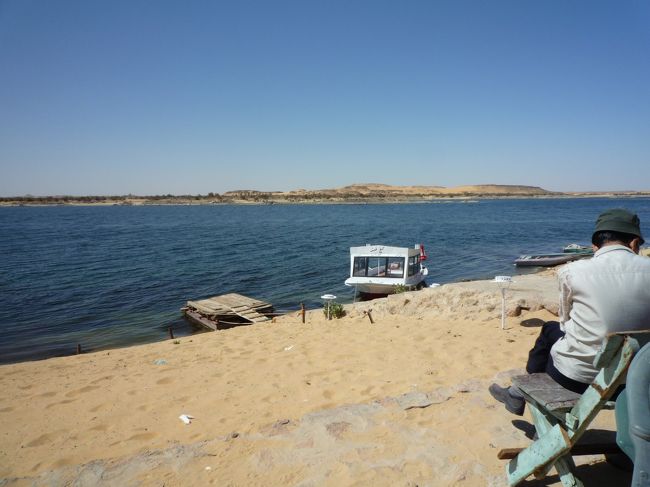 戻るためのボートはあるが、ボートマンが居ない。<br />待ちくたびれた。