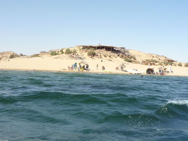 食事が終わった頃、やっとボートマンを見つけた。主人がボートで帰るよう催促したら　ボートのところまでは行ったが代わりの若者にバトンタッチしてしまった。<br />ボートマンは　ずっと釣りをしていたようで　もっと釣りをしたいので残るそうだ。客を放っておいて何という事。<br />風が少し出てきただけなのに若いボートマンは舟を大きく揺らす。揺れるほどの波ではないのに　出発してしばらくの間は大揺れであった---多分悪ふざけだと思う。