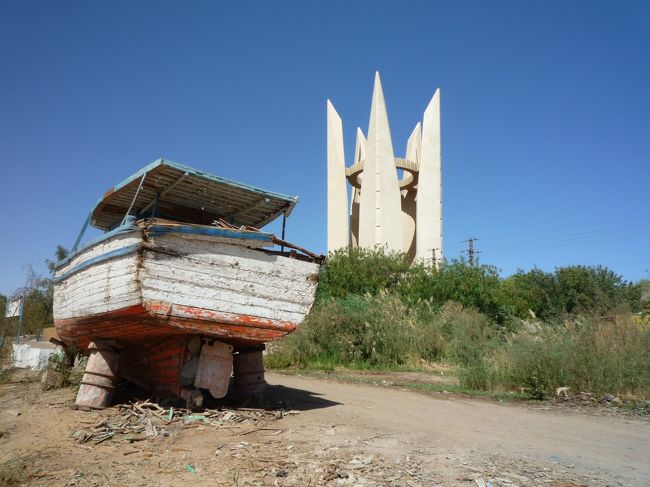 アスワンハイダムの船着場に無事帰ってきたが、車がない。もう少しで別の車に乗りそうになった時、初めに乗ってきた車がやってきた。<br />運転手は代わっていたが見覚えのある車。