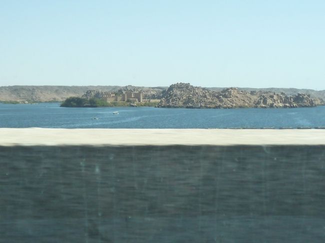 アスワンダムから島を見て。<br />建物のようなのは神殿かな？