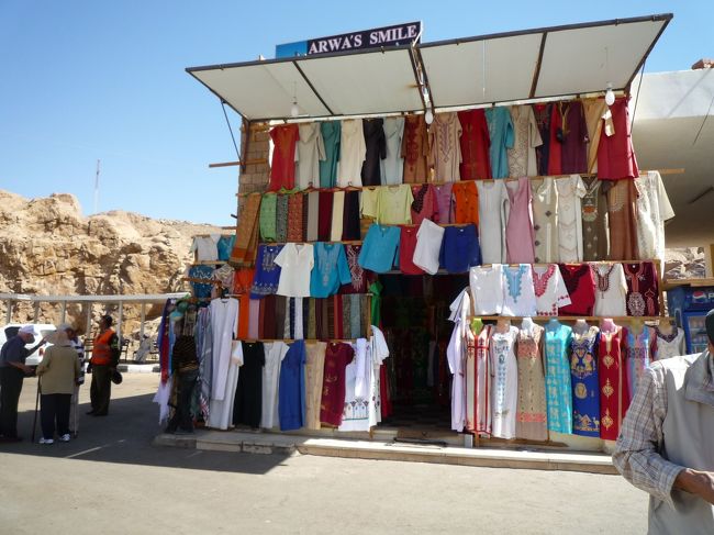 車を降りて運転手と船着き場へ。ボートマンと交渉をしてもらわなくては。<br />舟から戻ったらこの店の左側に立っているオレンジ色の服を着た男の人に電話番号を書いたメモを渡すとお迎えが来た。<br />先ほど私達が違う車に乗りそうだったのでドライバーが気を利かせてくれたのだと思う。優しい人である。