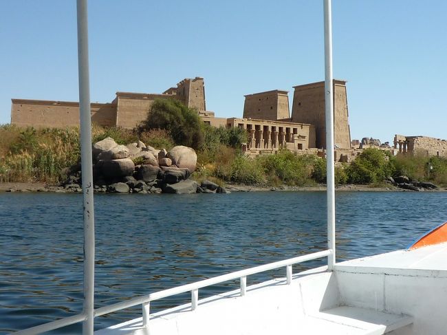 舟からフィラエ（イシス）神殿を見て。