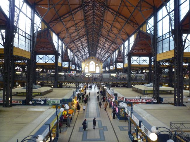 とても大きな市場です。<br />果物や肉類はもちろん、衣服や変なお土産品まで様々なものを売っています。<br />その国の人々の生活に触れられるので、市場を見て回るのは楽しいです。<br /><br />市場の後は英雄広場まで地下鉄で行き、西洋美術館にを駆け足で見て回りました。