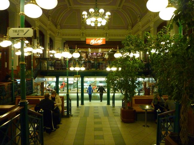 この日の夜にブタペストを出て、夜行バスでプラハまで向かいました。<br />10:45にネープリゲトバスターミナル発、プラハに6:00着です。<br />ユーロラインのホームページから予約しました。<br />4,950Ftとリーズナブルです。<br /><br />ちなみに、こちらはニュガティ駅の横にある「世界一豪華なマクドナルド」です。