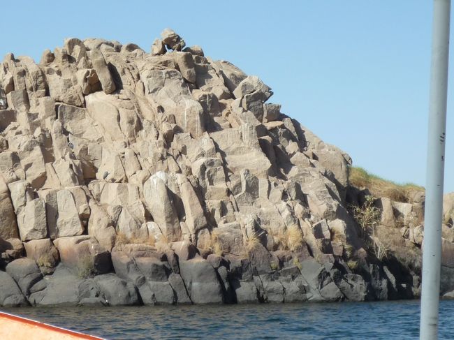 舟から岩山を見て。<br />今にも落ちそうな岩もある。<br />私達のボートマンはちゃんと待っていてくれたが、<br />ボートマンともめている客も見られた。<br />ここでは乗ってきた舟で帰るのだが、ボートマンが別の客を乗せて帰ろうとしていた。<br />英語で怒っていたが　言葉は通じたのだろうか？