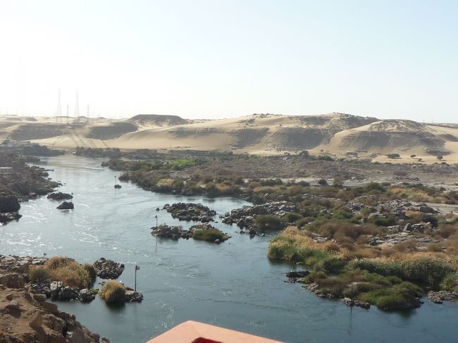 ホテルのベランダからナイル川。<br />川の対岸は向こうのハゲ山の麓。<br />植物が育っているのは川の中洲、島のように大きいものから小さいものまで多数ある。
