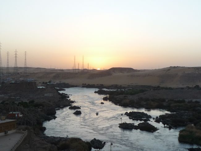 夕暮れのナイル川。アスワンダムの方向を見て。