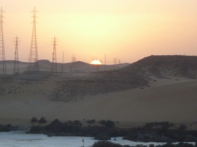 望遠で。<br />翌日はルクソールへ移動。