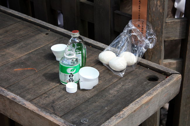 巳さんの好物とされる卵が，酒とともにお供えされていました。 <br /><br />どうも最近ゆでたまごを見ると，某タレントの顔が浮かぶんですよね…<br />