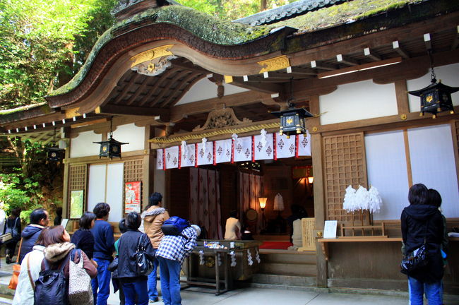 行列ができるぐらいの人が訪れていました。<br />登拝口があるのも一つの理由ですが，もう一つは…