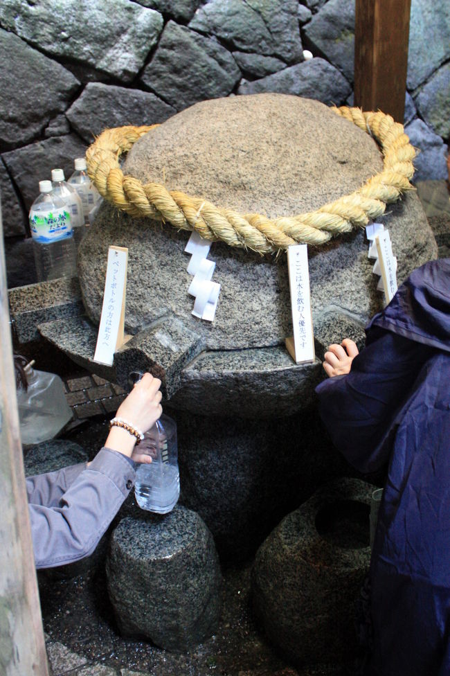 拝殿の左後ろにある，この神社の由来になっている「薬井戸」がお目当てです。<br />三輪山から湧き出す「薬水」は，飲めばいろいろな病気が治るといわれています。<br />なお，「狭井」とは神聖な水源，泉，井戸を表します。<br /><br />私もちゃっかりペットボトルを用意してきたので，頂いて帰りました(^_^) 