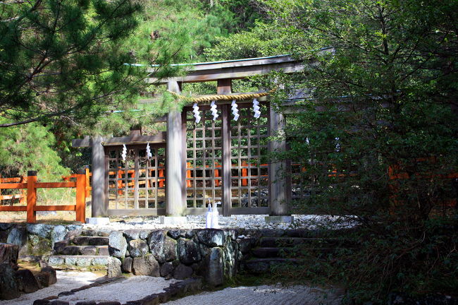 拝殿がわりの三ツ鳥居を見ることが出来ます。<br />