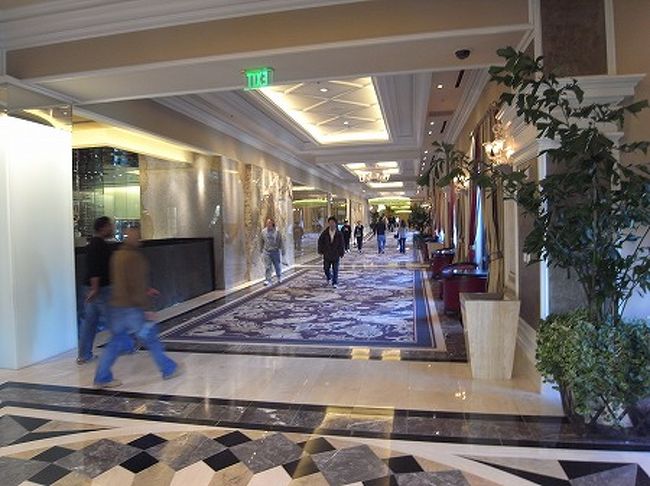 朝食が付いてるので、バフェに朝食を食べに行きますが、なんせ広いホテルですから行くのも大変です。<br />中庭の周りを廊下がグルーっと周っていて、1周500ｍ以上はあるんちゃうかな？ウォーキングとかしてる人いましたし。。<br /><br />朝食は飲み物以外はビッフェ方式で、洋食から中華まで色々あります。<br />写真はありませんが・・・