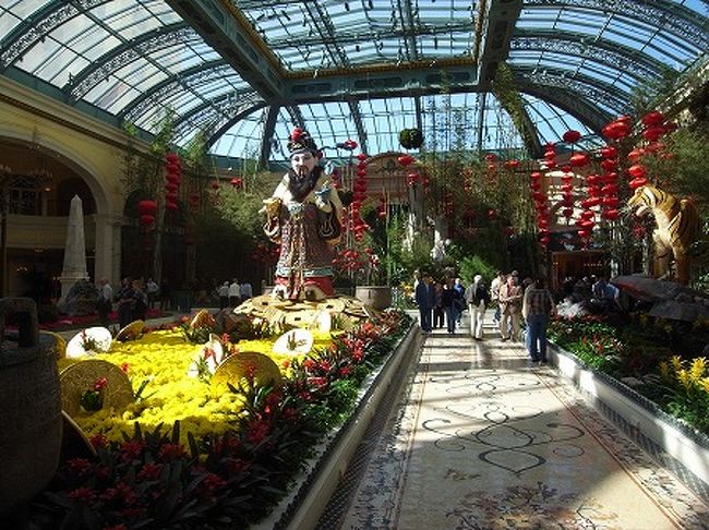 アトリウムも昼間は太陽光がサンサンと入り、こんな感じです。<br /><br />中国人形が・・・・<br />これで中国人は喜ぶのだろうか・・？