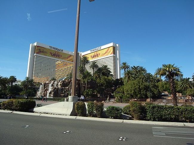 車に乗り込み、アウトレットに買い物に出かけます。<br /><br />ミラージュ前を通過。<br /><br />ここの火山ショーも見たいなぁ・・・結局見ませんでしたが・・