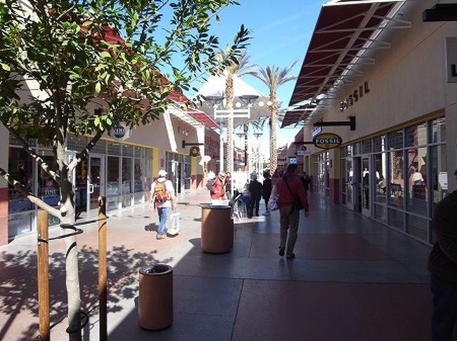 ラスベガス・プレミアム・アウトレットに来ました。<br />ホテルから車で10分ぐらいです。<br /><br />ここは、大阪のりんくうや、御殿場なんかにあるプレミアムアウトレットと同じ会社が運営してまして、日本語のアナウンスも流れます。<br /><br />