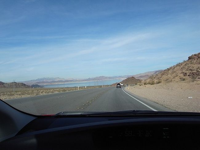 プレミアムアウトレットを離れ、ネバダハイウェイを東に向かいます。<br />レイク・ミードが見えてきました。