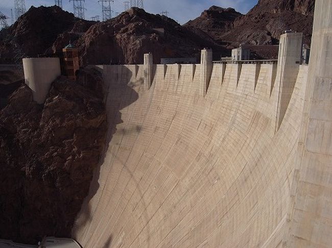 そして、フーバー・ダムに到着！<br /><br />ガイドブックには、凄いと書いてあったけど<br />まぁ、大きいのは大きいけど日本の黒部ダムの方が感動します。<br />