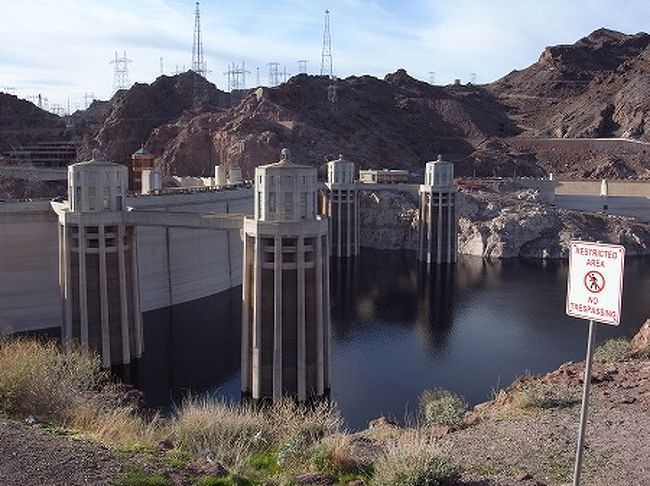 このフーバー・ダムは州の境にありまして、手前の集水塔はアリゾナ州。向こうはネバダ州となっています。<br />アリゾナと、ネバダは1時間の時差があります。