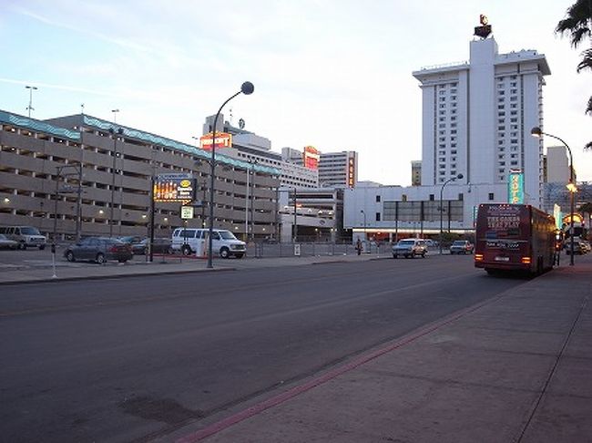 フーバー・ダムをあとにしてラスベガスのダウンタウンにやってきました。<br />車を止めて向かったのは・・・