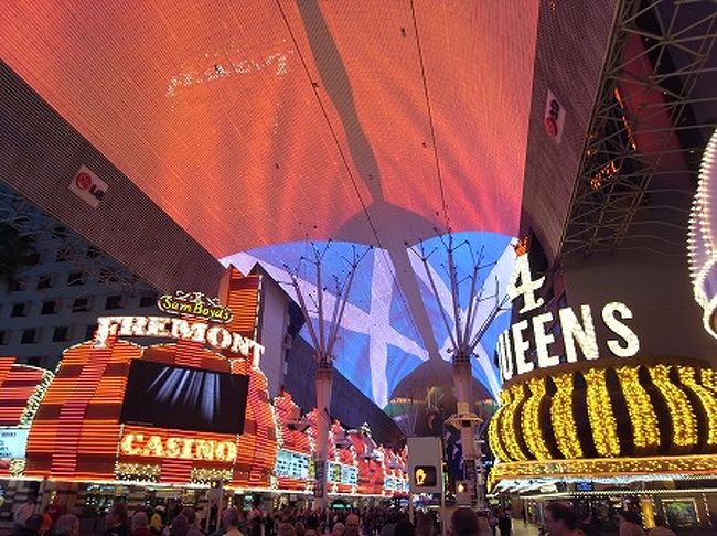 フリーモントストリートエクスペリエンス！<br /><br />これ見たかったんです。<br />ちょうど7人制ラグビーの大会がアメリカであるので、そのイベントとして参加国の選手がパレードをしてまして、最初は前から日本のでかい旗を掲げて歩いてくる輩がいるから、どんな奴や？と驚いていたら選手のパレードだったんですね。。思わず応援してしましました。。<br />アーケードのスクリーンも、参加国の国旗が描かれています。