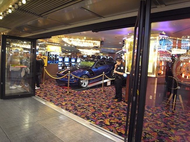 ここも、ストリップのホテルほど大きくはないがカジノがいっぱいです。<br />写真のマスタングも、もちろん賞品です。