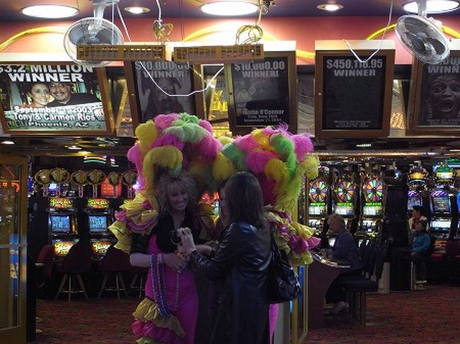 写真は違うベラッジオのカジノではありませんが、、<br />雰囲気だけね。。、<br /><br />カジノでは、酒もタダですので派手な格好をしたオネーさんにビアプリーズと頼むと持ってきてくれます。ホテルにある飲み物ならカクテルとかでもOK！<br />でも、オネーさんへのチップは忘れずに。。<br /><br />夜中まで熱く勝負をかけます！！！<br /><br /><br />成績は・・・・・<br /><br /><br />-770・・・・轟沈です。<br /><br />まぁ、そんなもんです。<br />でも、楽しかった。。<br />