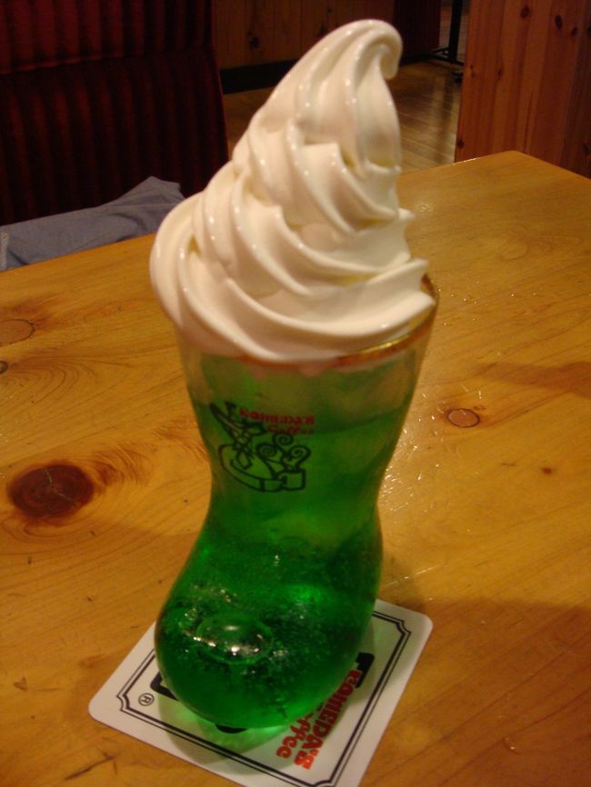 コメダ珈琲店へ<br /><br />お初です！<br /><br />これは、友達が頼んだクリームソーダーです。<br />だいぶ大きかった！<br /><br />上にのってるのは、生クリームではなくソフトクリームです。