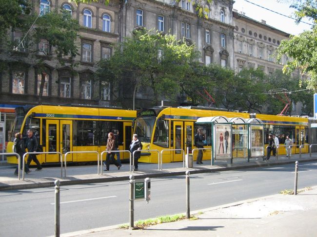 市内は路面電車と地下鉄が結構しっかり整備されていたので、フル活用しました。<br />新しい形の路面電車でした。