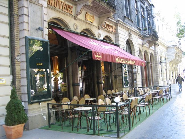 古そうなカフェがあったので、一服して行くことにしました。