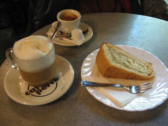 店内も古く（1898年創業だそうです）おしゃれなカフェでした。ケーキも美味しくて、やっと一息つけました。