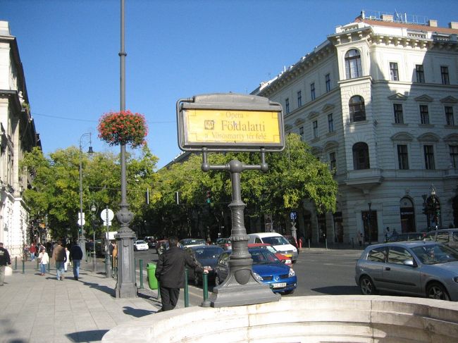 オペラ劇場前の地下鉄乗り場です。<br />このＭ１ラインはヨーロッパで二番目に古い路線らしく、確かに古い車両が走ってました。